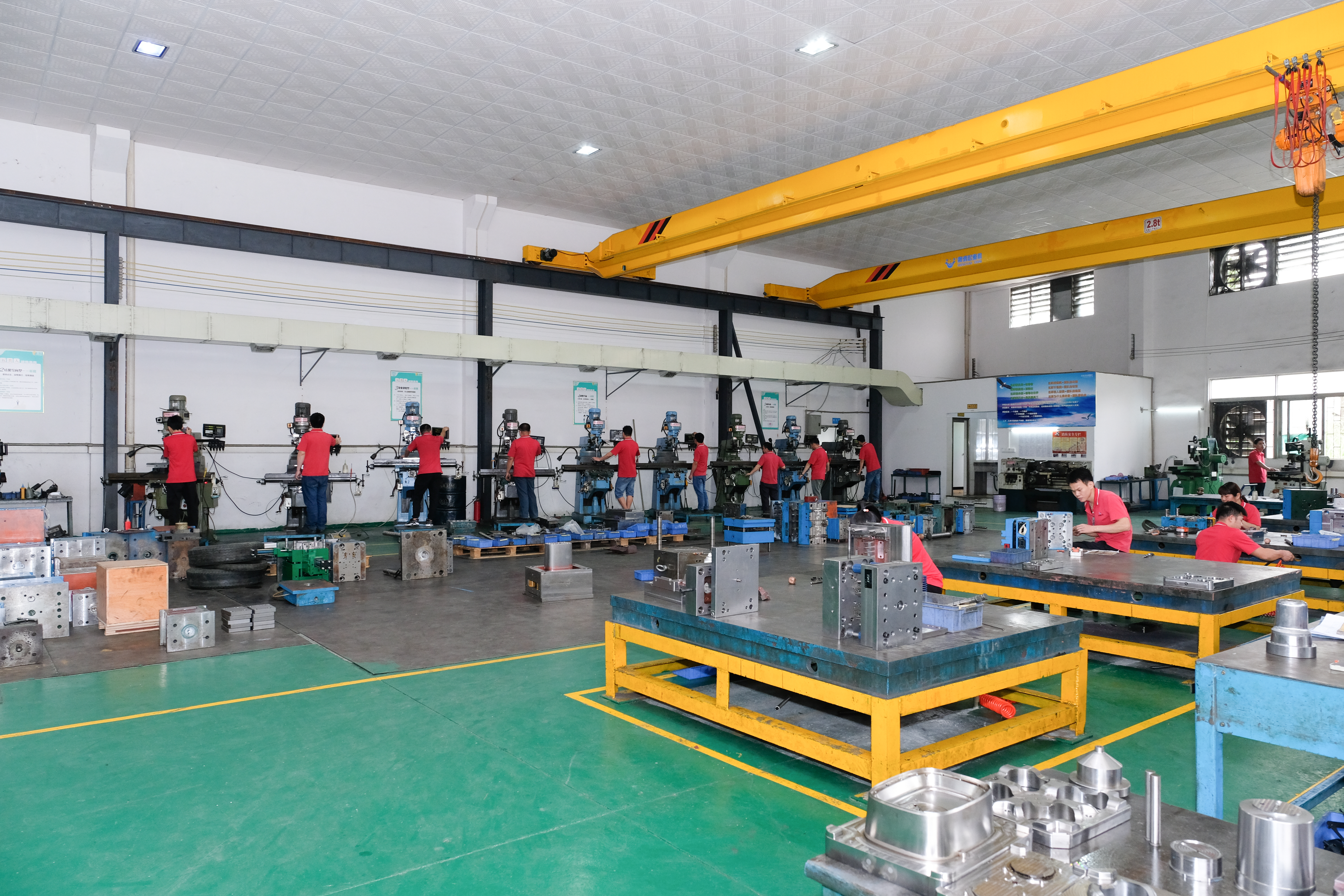 中山旭錦注塑模具廠(chǎng)家銑床車(chē)間